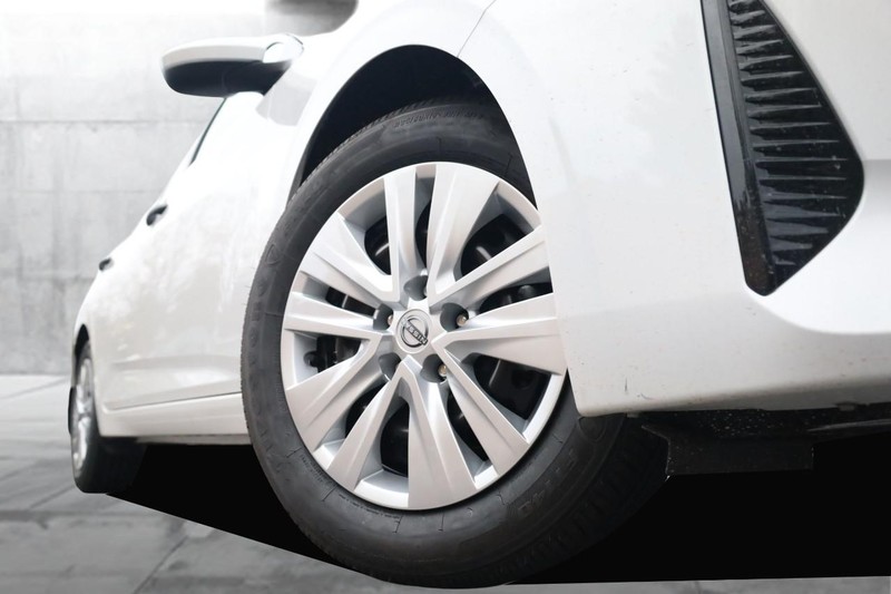 Nissan Sentra Vehicle Image 03