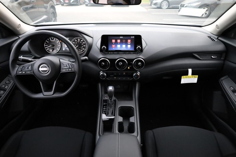 Nissan Sentra Vehicle Full-screen Gallery Image 21