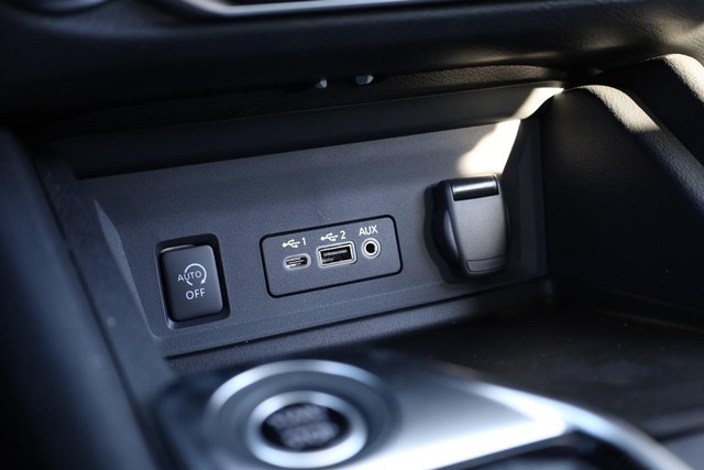 Nissan Sentra Vehicle Image 15