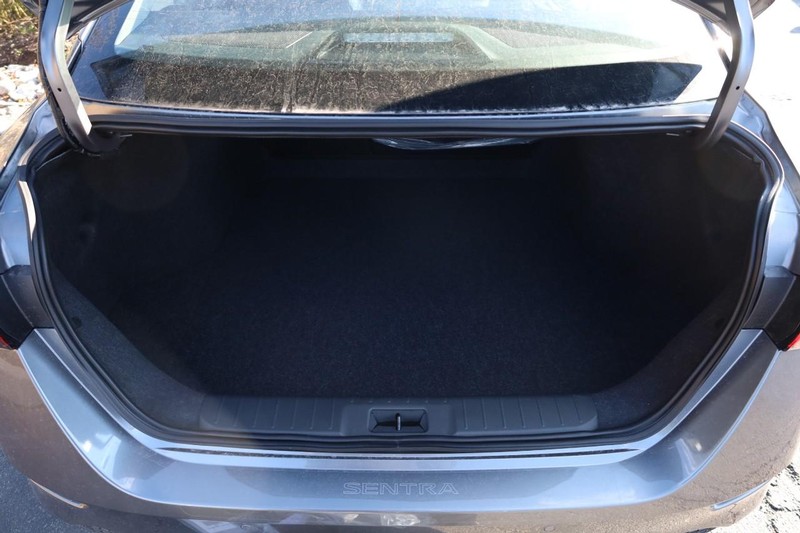 Nissan Sentra Vehicle Full-screen Gallery Image 7