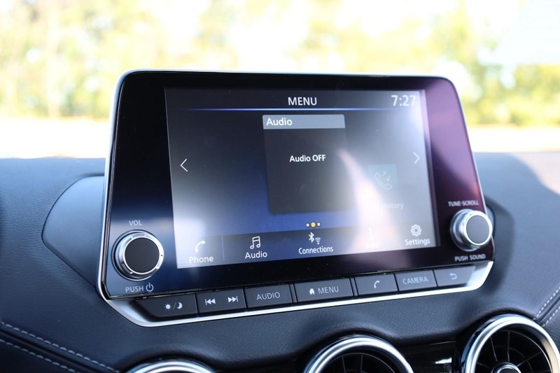 Nissan Sentra Vehicle Full-screen Gallery Image 11