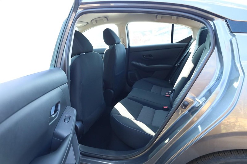 Nissan Sentra Vehicle Full-screen Gallery Image 20