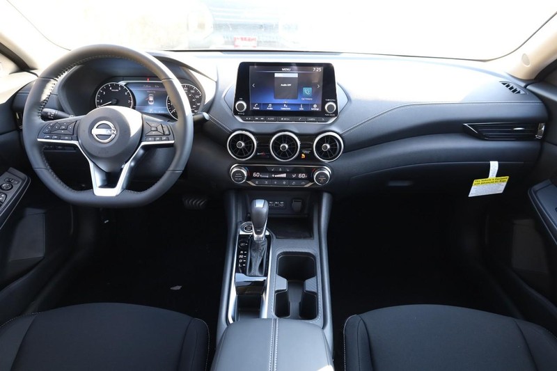 Nissan Sentra Vehicle Full-screen Gallery Image 22