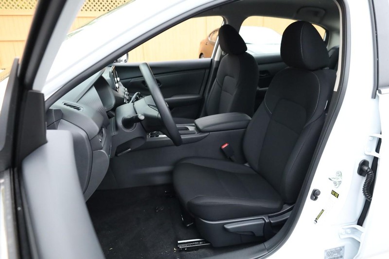 Nissan Sentra Vehicle Image 08