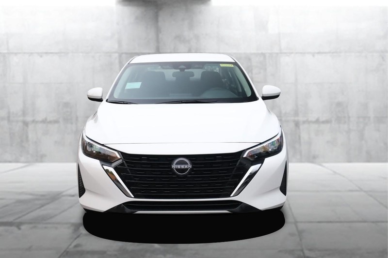 Nissan Sentra Vehicle Full-screen Gallery Image 4