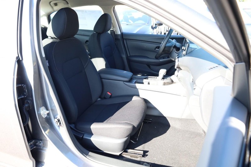 Nissan Sentra Vehicle Image 23