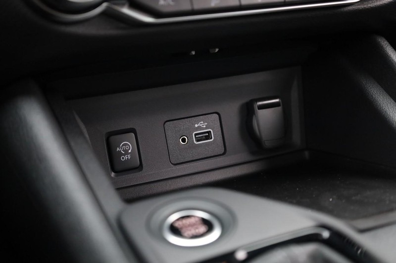 Nissan Sentra Vehicle Full-screen Gallery Image 15