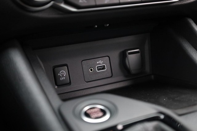 Nissan Sentra Vehicle Image 15