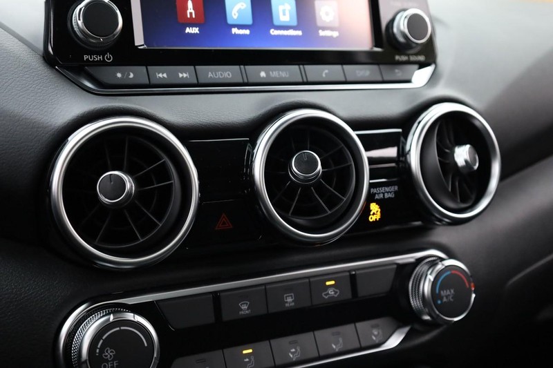 Nissan Sentra Vehicle Full-screen Gallery Image 13