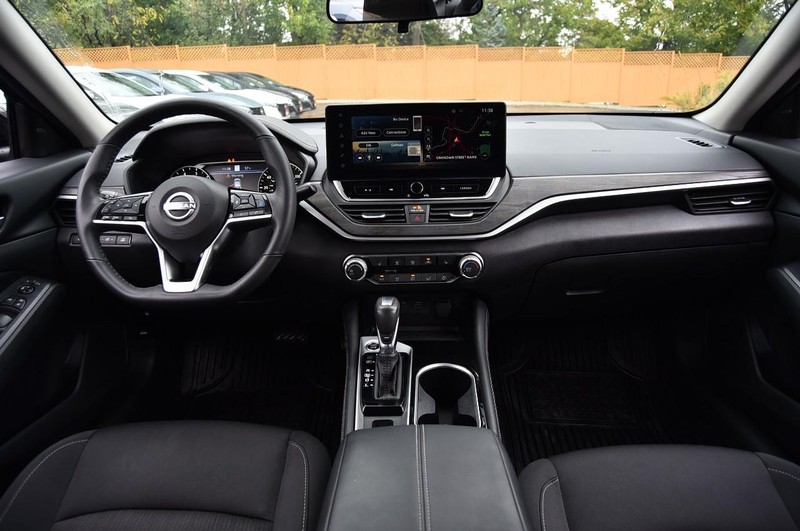 Nissan Altima Vehicle Image 08