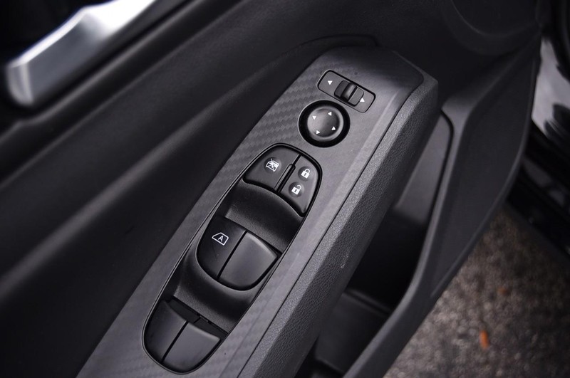 Nissan Altima Vehicle Image 09