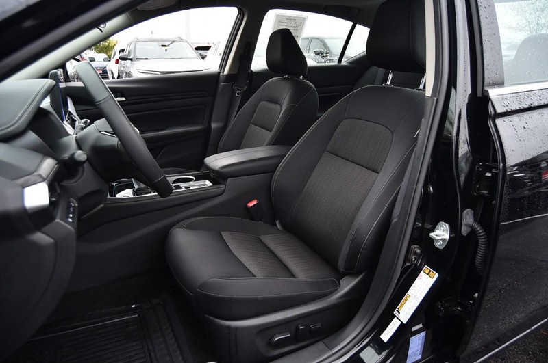 Nissan Altima Vehicle Image 19