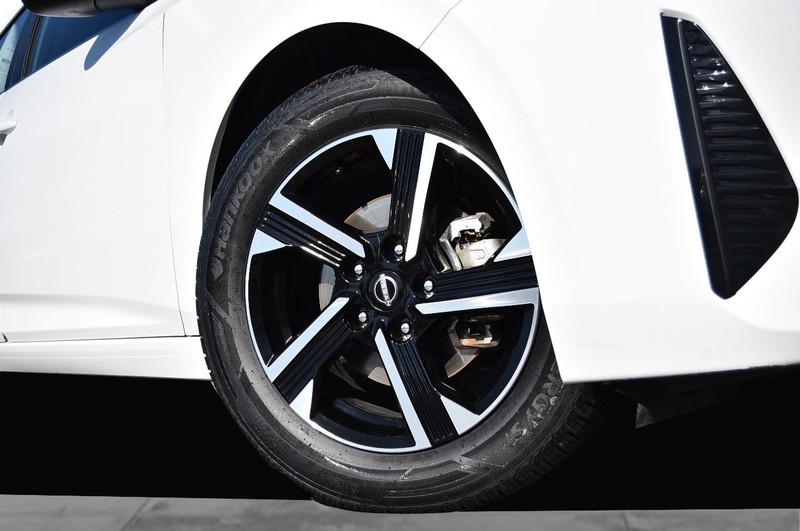 Nissan Sentra Vehicle Full-screen Gallery Image 3