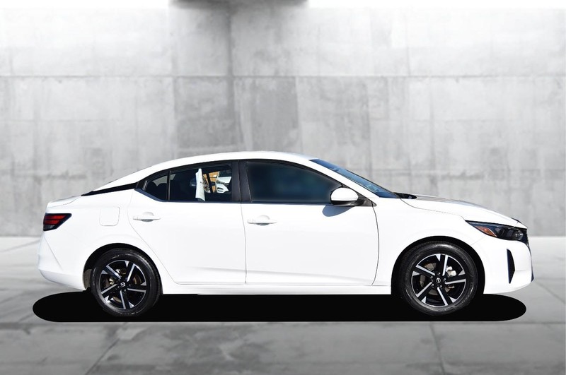 Nissan Sentra Vehicle Full-screen Gallery Image 5