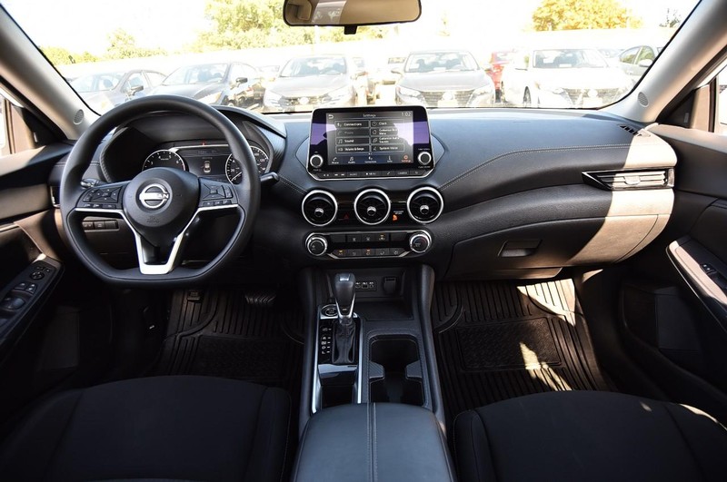 Nissan Sentra Vehicle Full-screen Gallery Image 8