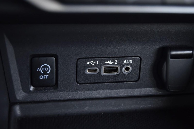 Nissan Sentra Vehicle Full-screen Gallery Image 16