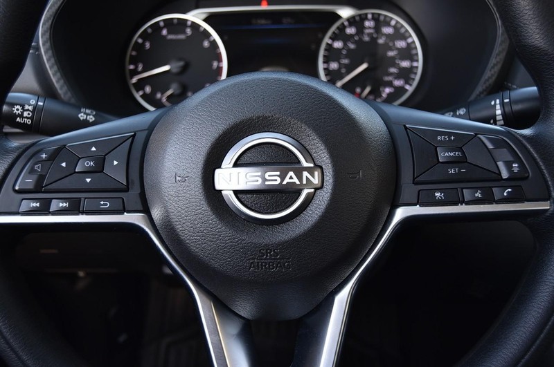 Nissan Sentra Vehicle Full-screen Gallery Image 18