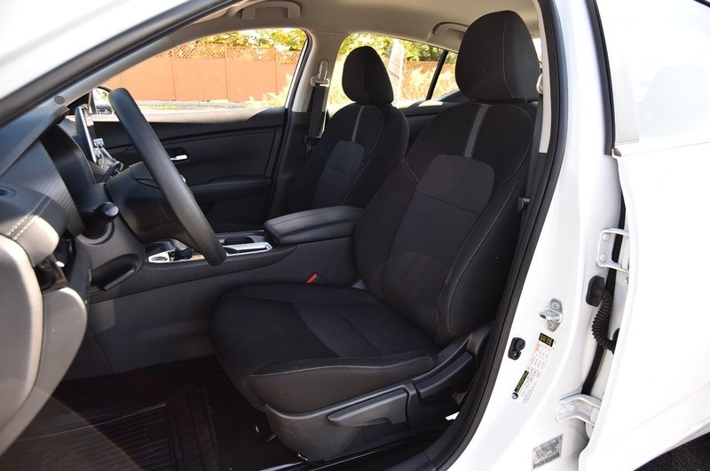 Nissan Sentra Vehicle Full-screen Gallery Image 19