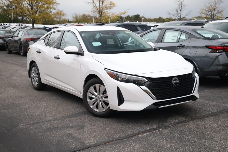 Nissan Sentra Vehicle Full-screen Gallery Image 2