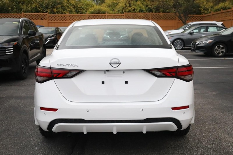 Nissan Sentra Vehicle Full-screen Gallery Image 6