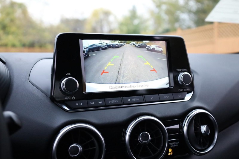 Nissan Sentra Vehicle Full-screen Gallery Image 12