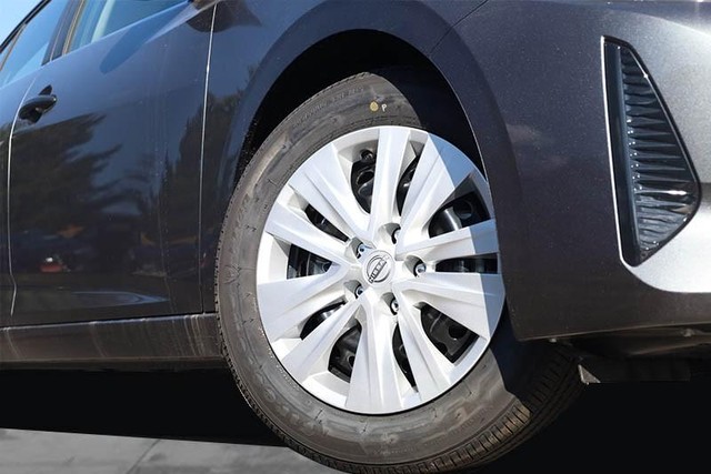 Nissan Sentra Vehicle Image 03