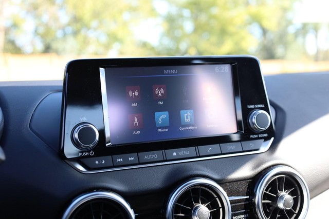 Nissan Sentra Vehicle Image 11