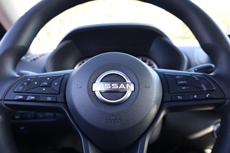 Nissan Sentra Vehicle Image 09