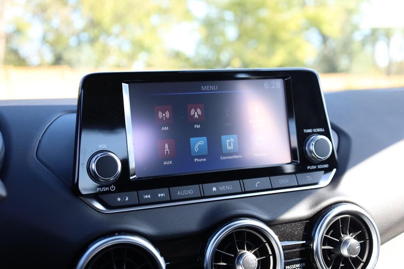 Nissan Sentra Vehicle Image 11