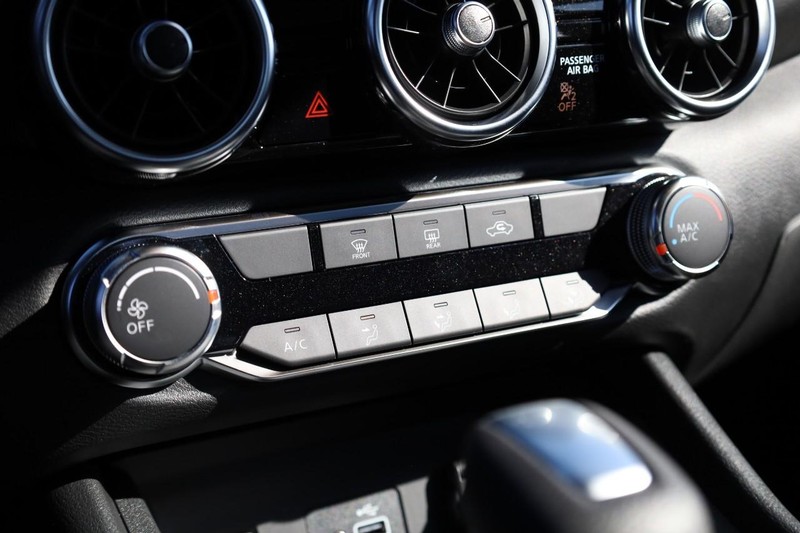 Nissan Sentra Vehicle Image 14