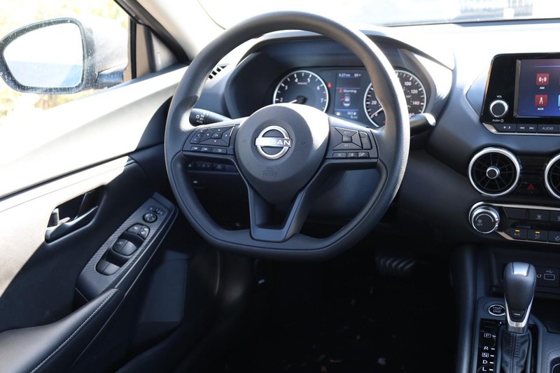 Nissan Sentra Vehicle Image 22