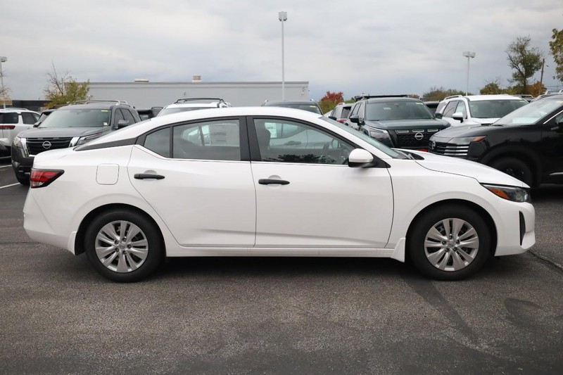 Nissan Sentra Vehicle Full-screen Gallery Image 5