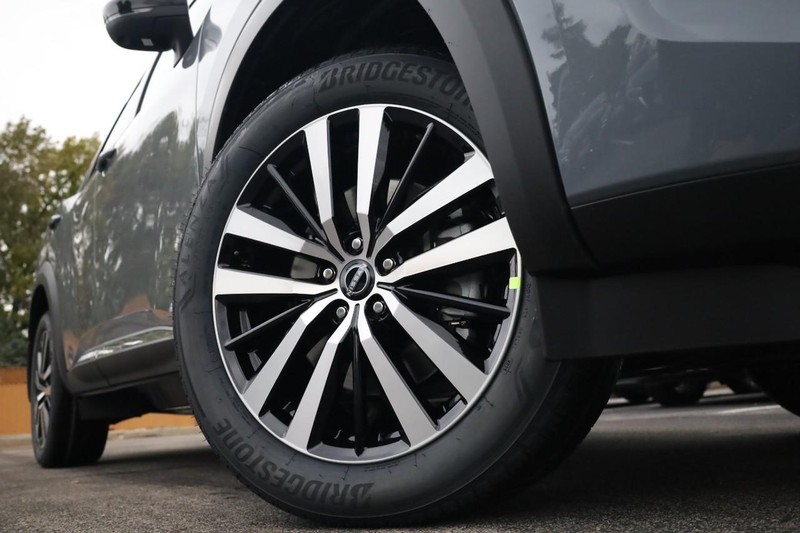 Nissan Pathfinder Vehicle Full-screen Gallery Image 3