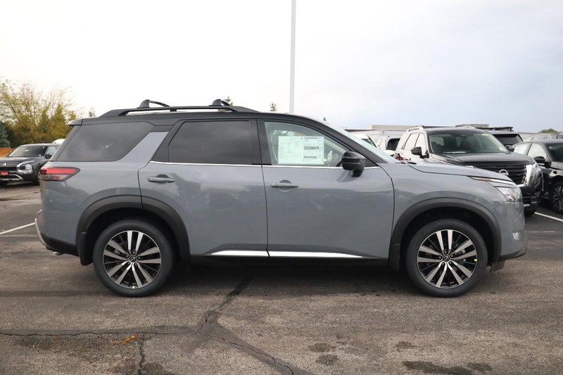 Nissan Pathfinder Vehicle Full-screen Gallery Image 5