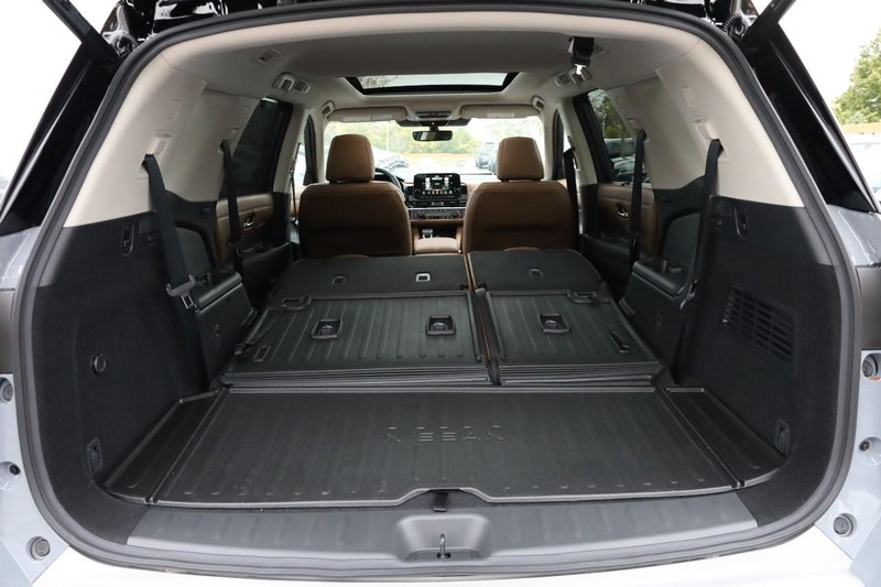 Nissan Pathfinder Vehicle Full-screen Gallery Image 9