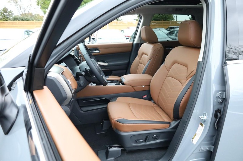 Nissan Pathfinder Vehicle Full-screen Gallery Image 10