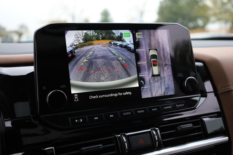 Nissan Pathfinder Vehicle Full-screen Gallery Image 17