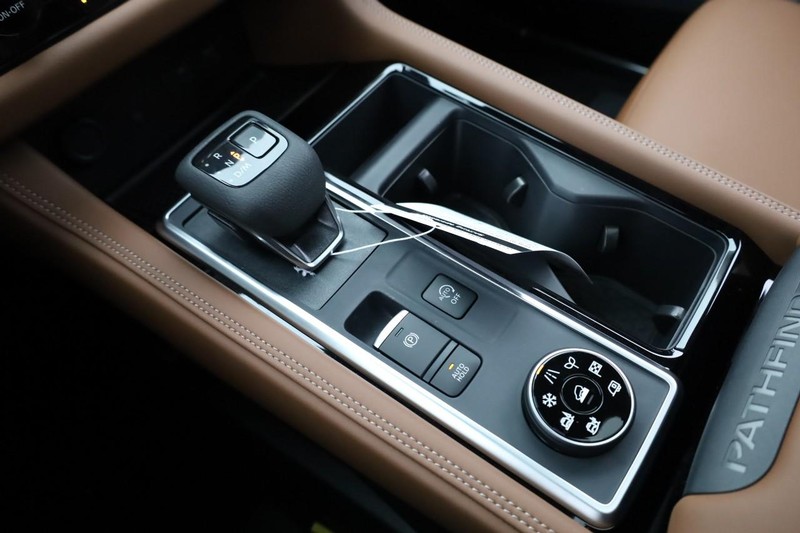 Nissan Pathfinder Vehicle Full-screen Gallery Image 20