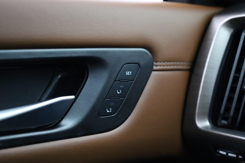 Nissan Pathfinder Vehicle Full-screen Gallery Image 23