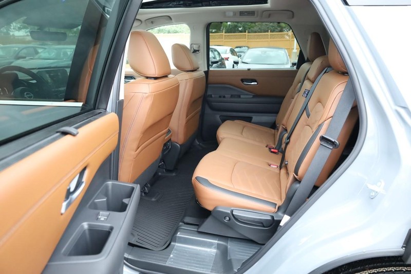 Nissan Pathfinder Vehicle Full-screen Gallery Image 26