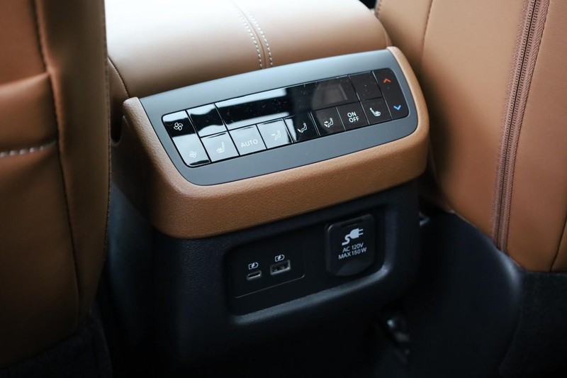 Nissan Pathfinder Vehicle Full-screen Gallery Image 27