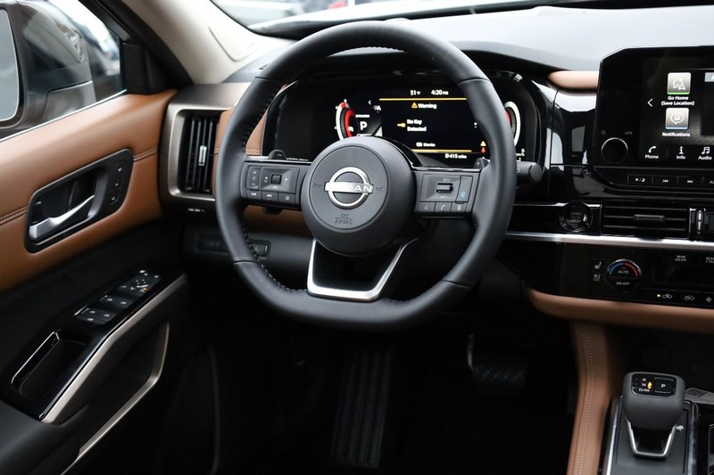 Nissan Pathfinder Vehicle Full-screen Gallery Image 29