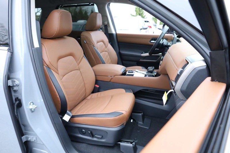 Nissan Pathfinder Vehicle Full-screen Gallery Image 32