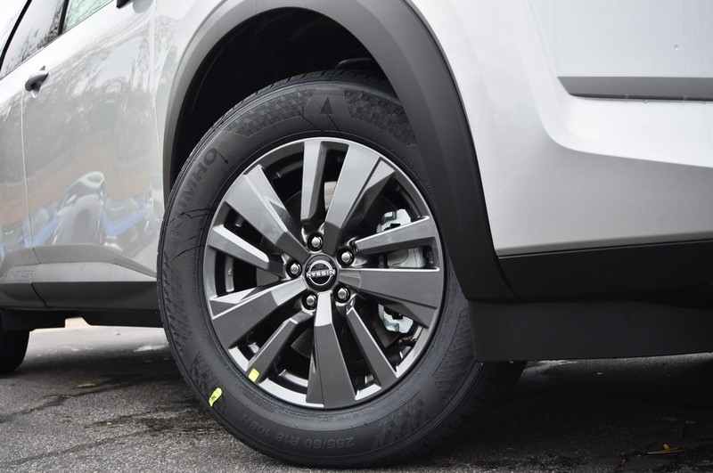 Nissan Pathfinder Vehicle Full-screen Gallery Image 3