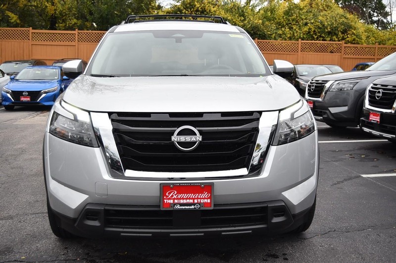 Nissan Pathfinder Vehicle Full-screen Gallery Image 4