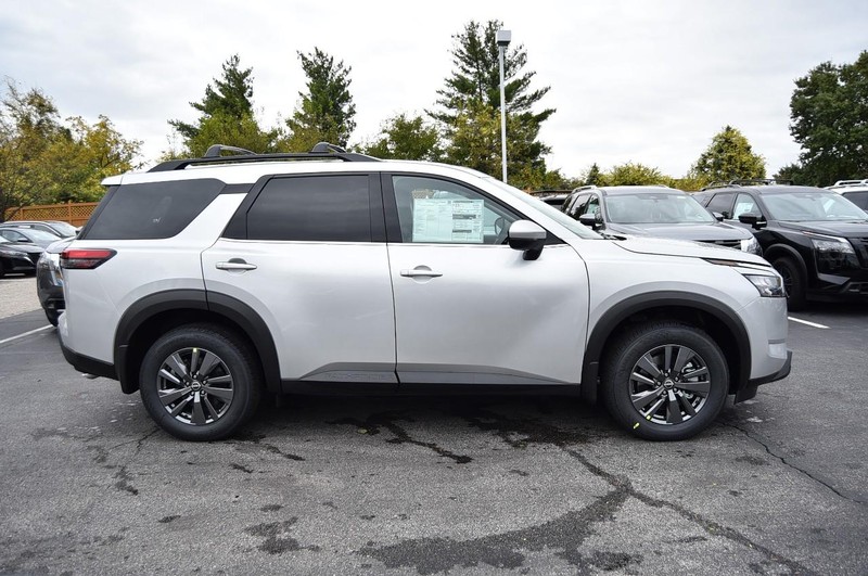 Nissan Pathfinder Vehicle Full-screen Gallery Image 5