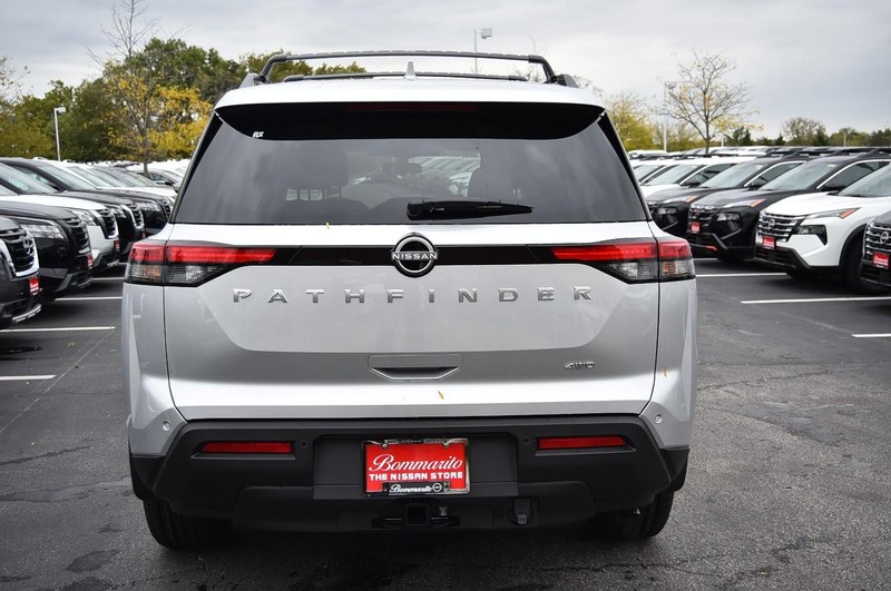 Nissan Pathfinder Vehicle Full-screen Gallery Image 6