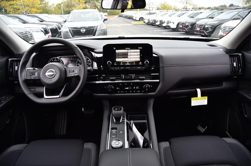 Nissan Pathfinder Vehicle Full-screen Gallery Image 8