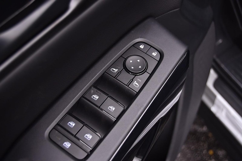 Nissan Pathfinder Vehicle Full-screen Gallery Image 9