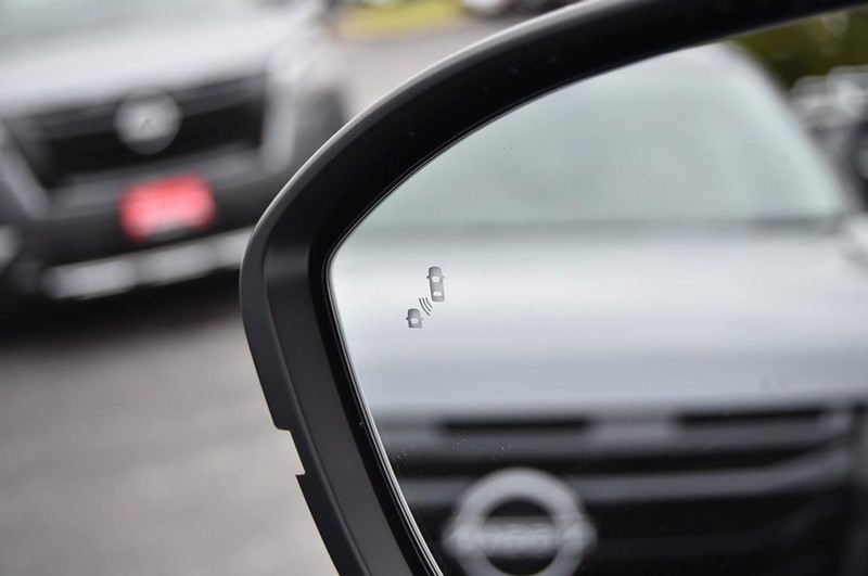 Nissan Pathfinder Vehicle Full-screen Gallery Image 10